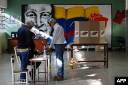 A man votes during a consultative referendum on Venezuelan sovereignty over the Essequibo region controlled by neighboring Guyana. Caracas, December 3, 2023 ( Photo by Pedro RANCES MATTEY / AFP)