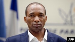 Le Français Michel Thierry Atangana, emprisonné depuis 1997 au Cameroun, arrive à l'aéroport de Roissy près de Paris, le 28 février 2014.