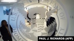 Ulaz u jedan od objekata Sekretarijata za unutrašnju bezbednost u Ferfeksu u Virdžiniji (Foto: AFP/PAUL J. RICHARDS)