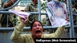 Vụ Thủ Thiêm: Hàng chục nhà báo, người dân ‘vây’ trụ sở tiếp dân.