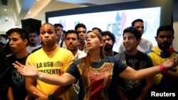 Supporters of Venezuela's coalition of opposition parties (MUD) react to results of gubernatorial elections, at campaign headquarters in Caracas, Oct. 15, 2017.
