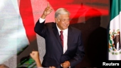 El presidente electo de México, Manuel López Obrador, dice que va a estar siempre con los pies en la tierra.