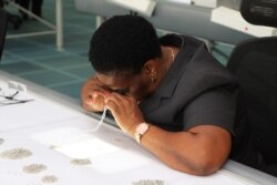 A diamond sorter processes diamond at the Botswana Diamond Trading Company in Gaborone. (Mqondisi Dube/VOA)