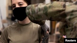 Una soldado de la Fuerza Aérea de EE. UU. recibe una vacuna contra el COVID-19 el 29 de diciembre de 2020.