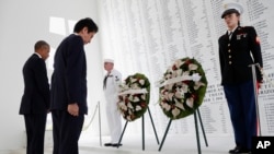 Presiden AS Barack Obama dan Perdana Menteri Jepang Shinzo Abe meletakkan karangan bunga di USS Arizona Memorial, Monumen Nasional Pasifik di dekat Honolulu, Hawaii (27/12). (AP/Carolyn Kaster) 