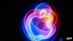 ကာလီဖိုးနီးယားပြည်နယ်၊ Cupertino မြို့တွင် ကျင်းပသည့် Apple ၏ "It's Glowtime" အစီအစဥ်တွင် စကားပြောနေသည့် CEO Tim Cook။ (မှတ်တမ်းရုပ်ပုံ)