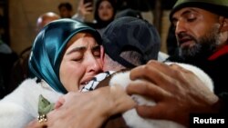 ပြန်လွတ်လာတဲ့ ပါလက်စတိုင်း အကျဥ်းသားတွေကို Ramallah မြို့မှာ လာရောက် နှုတ်ဆက်နေသူများ။