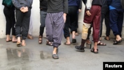 Para tahanan yang diyakini anggota ISIS, tampak di lapas Hasaka, Suriah, 11 Januari 2020. (Foto: Reuters)