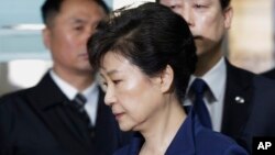 Ousted South Korean President Park Geun-hye arrives at the Seoul Central District Court for a hearing on a prosecutors' request for her arrest for corruption, in Seoul, South Korea, March 30, 2017.