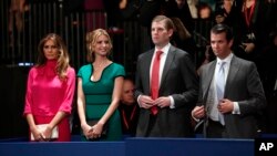 Dari kiri ke kanan: Melania Trump, Ivanka Trump, Eric Trump dan Donald Trump, Jr. pada salah satu acara debat kepresidenan, 9 Oktober 2016 di St. Louis.