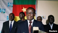Maurice Kamto, candidat à la présidence du Mouvement Renaissance (MRC), lors d'une conférence de presse à son siège à Yaoundé, au Cameroun, le 8 octobre 2018.