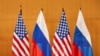 Las banderas rusa y estadounidense se muestran antes de las conversaciones entre el viceministro de Relaciones Exteriores de Rusia, Sergei Ryabkov, y la subsecretaria de Estado de Estados Unidos, Wendy Sherman, en Ginebra, Suiza, el 10 de enero de 2022.