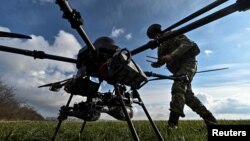 Український військовослужбовець перевіряє зв'язок із безпілотником Vampire поблизу лінії фронту у Запорізькій області. 2 лютого 2024 року. Фото: Reuters