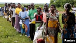 Malawians queue for food aid distributed by the United Nations World Food Program (WFP) in Mzumazi village near the capital Lilongwe, Feb. 3, 2016. 
