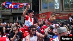 Para penggemar Novak Djokovic merayakan pembebasan Djokovic di luar gedung pengadilan di Melbourne, Australia, Senin (10/1). 