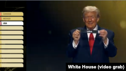 حضور دونالد ترامپ، رئیس جمهوری آمریکا در مراسم قرعه‌کشی جام جهانی فیفا در مرکز کندی در واشنگتن دی سی - ۱۴ آذر ۱۴۰۴