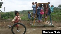 Anak-anak bermain di halaman sekolah di Karanganyar, Jawa Tengah. (Foto: Dok)