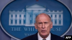 El Director de Inteligencia Nacional de EE.UU., Dan Coats, habló durante una conferencia sobre una orden ejecutiva que sanciona a extranjeros que interfieran en las elecciones estadounidenses. Foto de archivo tomada el 2 de agosto de 2018.