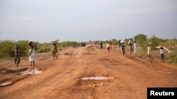 Civilians flee from renewed attacks in Bentiu, Unity state of South Sudan, April 20, 2014.