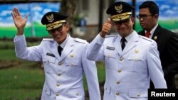 Anies Baswedan (kanan) dan Sandiaga Uno sebelum acara pelantikan/sumpah jabatan di Istana Presiden di Jakarta, Senin 16/10 (Foto: Reuters).