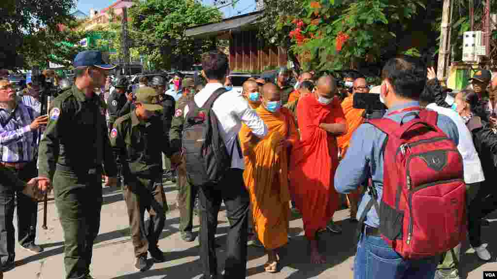 ក្រុម​កងសន្តិសុខ​រារាំង​មិន​ឲ្យ​ក្រុមព្រះសង្ឃ​និមន្ត​ចូល​ទៅ​ស្ថានីយ​ប្រេងសាំង​កាល់តិច​ ដើម្បី​ធ្វើ​ពិធី​តាម​បែប​ព្រះពុទ្ធ​សាសនា​ឧទ្ធិស​កុសល​ដល់​អ្នកវិភាគ​នយោបាយ​​លោក​ កែម ឡី ដែល​ត្រូវបាន​គេ​បាញ់​សម្លាប់។ (ហ៊ុល រស្មី/វីអូអេ)