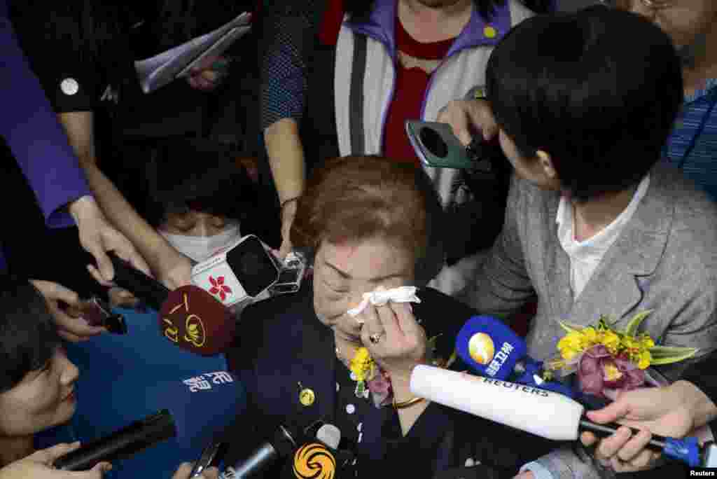 Former comfort woman Chen Lien-hua, center, wipes tears as she talks to media during a ceremony unveiling the nameplate of a museum dedicated to Taiwan's "comfort women" on International Women's Day, in Taipei, Taiwan, March 8, 2016. 