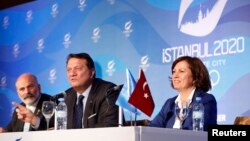 Hasan Arat, Bid Chairman and Vice President of the Turkish National Olympic Committee, Alp Berker (L), Director of Sport at Istanbul 2020, Nese Gundogan (R), Secretary General of Turkey's National Olympic Committee give a news conference in Buenos Aires, Sept. 3, 2013. 