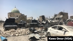 Sebagian besar Kota Tua Mosul hancur saat pasukan Irak memerangi militan ISIS di kota tersebut. Masjid al-Nuri yang hancur, terlihat di latar belakang, 1 Juli 2017.