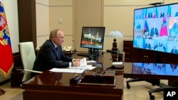Presiden Rusia Vladimir Putin berbicara dalam rapat kabinet virtual dari kediamannya di Novo-Ogaryovo di luar Kota Moskow, Rusia, pada 16 Maret 2022. (Foto: Russian Presidential Press Service via AP)
