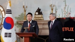 尹锡悦抵美后第一场正式活动是会见网飞（Netflix）共同首席执行官泰德·萨兰多斯（Ted Sarandos）。（路透社转发）