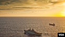 Sebuah kapal dagang Swedia yang mengarungi lepas pantai Somalia mendapat kawalan kapal perang negaranya. Berbagai insiden perompakan di wilayah ini membuat khawatir kapal-kapal dagang internasional.