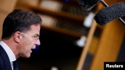 El primer ministro holandés, Mark Rutte, habla con los medios el día de una cumbre informal de líderes de la Unión Europea en Bruselas, Bélgica, el 17 de junio de 2024.