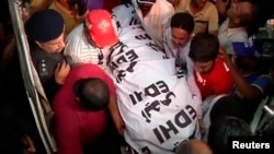 Bà Zahra Shahid Hussain được đưa đến bệnh viện ở Karachi, 18/5/2013 