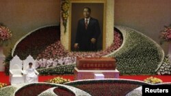 Han Hak-ja, janda pendiri Gereja Unifikasi, Pendeta Sun Myung Moonof Moon, duduk di sebelah peti jenazah Moon dalam upacara pemakaman di Gapyeong, luar kota Seoul (15/9). 