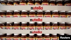 Botol-botol selai Nutella chocolate hazelnut dipajang di hypermarket Carrefour, Perancis, 6 April 2016. (Foto: dok). 