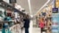 Người tiêu dùng Mỹ đang mua hàng ở một siêu thị Walmart ở bang Illinois