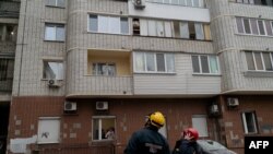 ইউক্রেনে রাশিয়ার আক্রমণের মধ্যে কিয়েভে একটি ড্রোন হামলার পরে ইউক্রেনের উদ্ধারকারীরা একটি আবাসিক ভবনের ক্ষয়-ক্ষতি পরিদর্শন করছে, ১০ জানুয়ারী, ২০২৫৷ 