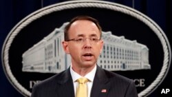 El vicefiscal general de EE.UU., Rod Rosenstein, durante el anuncio de la oficina del fiscal especial Robert Mueller de que un gran jurado ha acusado a individuos y entidades rusas de interferencia en las elecciones estadounidenses de 2016. Feb. 16, 2018. 