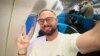 Bjeloruski aktivista Andrej Gnjot u avionu kojim je danas napustio Srbiju poslije godinu dana zatočeništva. (Foto: Andrej Gnjot/WhatsApp)
