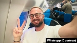 Bjeloruski aktivista Andrej Gnjot u avionu kojim je danas napustio Srbiju poslije godinu dana zatočeništva. (Foto: Andrej Gnjot/WhatsApp)