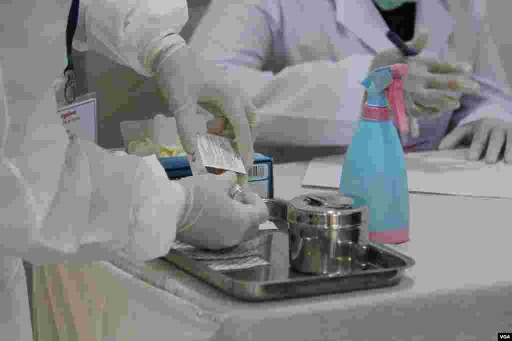 ការ​ចាក់​វ៉ាក់សាំង​បង្ការ​ជំងឺ​កូវីដ១៩​ ស៊ីណូហ្វាម​​ នៅ​ភ្នំពេញ​ ថ្ងៃ​ទី១០​ ខែ​កុម្ភៈ​ ឆ្នាំ​២០២១​។ (ហ៊ាន សុជាតា​​/វីអូអេ) 