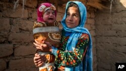 Kandi Gul, koja drži malog brata u rukama, prodata je za udaju