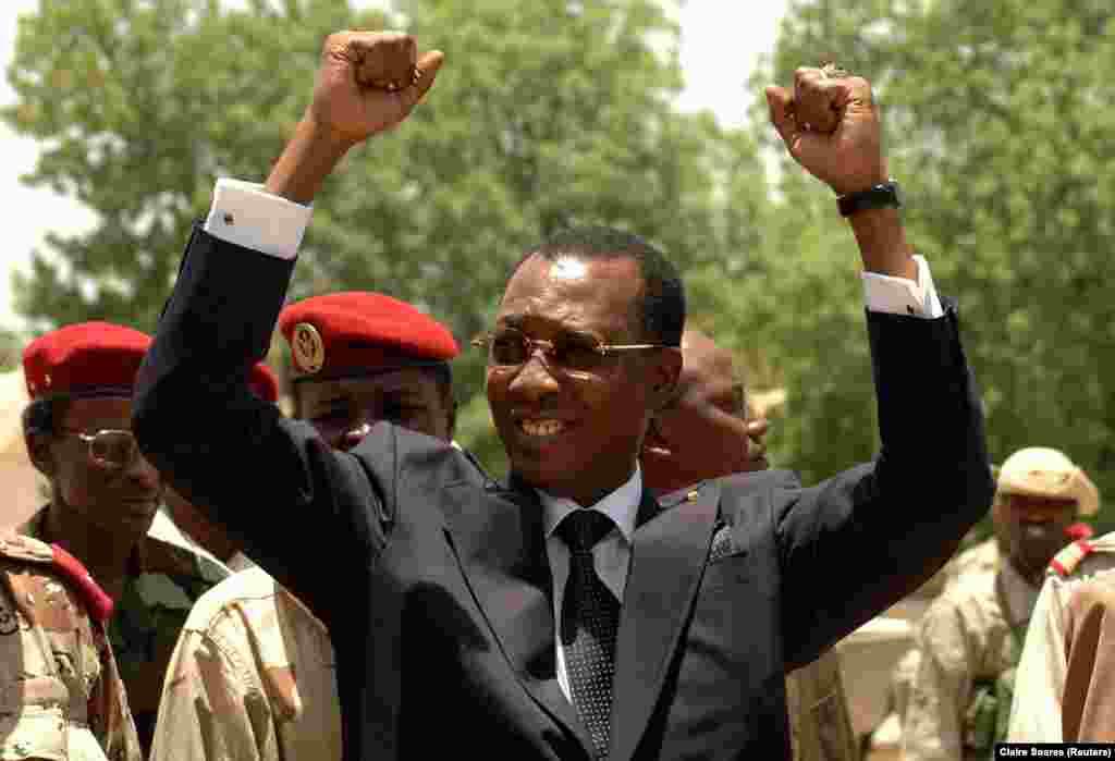 Le président tchadien Idriss Deby salue ses partisans dans la capitale N'djamena le 14 avril 2006, un jour après que les insurgés tchadiens ont attaqué N'Djamena dans un assaut par des combattants qui ont juré de mettre fin au règne de Deby et de bloquer une présidentielle du 3 mai 2006.
