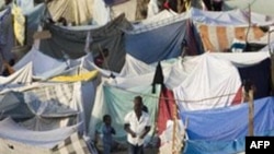 Khu lều tạm trú của các nạn nhân động đất trong sân gôn của thủ đô Port-au-Prince