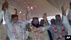 Malik Ishaq (tengah), pemimpin kelompok Muslim Sunni terlarang, Lashkar-e-Jhangvi dan para koleganya di Rahim Yar Khan, Pakistan. (Foto: Dok)