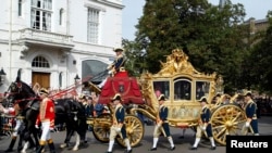 Kereta kencana Kerajaan Belanda tiba di Istana Noordeinde usai penyerahan anggaran negara 2004 di Den Haag, 16 September 2003. (REUTERS/Michael Kooren)