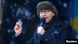 Pemimpin oposisi Arseny Yatsenyuk menyampaikan pidato dalam aksi protes anti-pemerintah di pusat kota Kyiv (2/2).