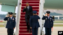 Le président Barack Obama salue en descendant de son avion, l'Air Force One, à son arrivée à la base aérienne américaine d'Andrews, MD, 16 juin 2016. (AP Photo / Jose Luis Magana)