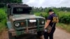 La police inspecte un véhicule à un poste de contrôle militaire où une bombe a explosé à Lamitan, dans la province de Basilan, dans le sud des Philippines, le 31 juillet 2018.