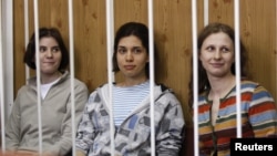 Tiga perempuan anggota kelompok musik punk Rusia "Pussy Riot", dari kiri Yekaterina Samutsevich, Nadezhda Tolokonnikova, dan Maria Alyokhina divonis dua tahun penjara (foto: dok). 